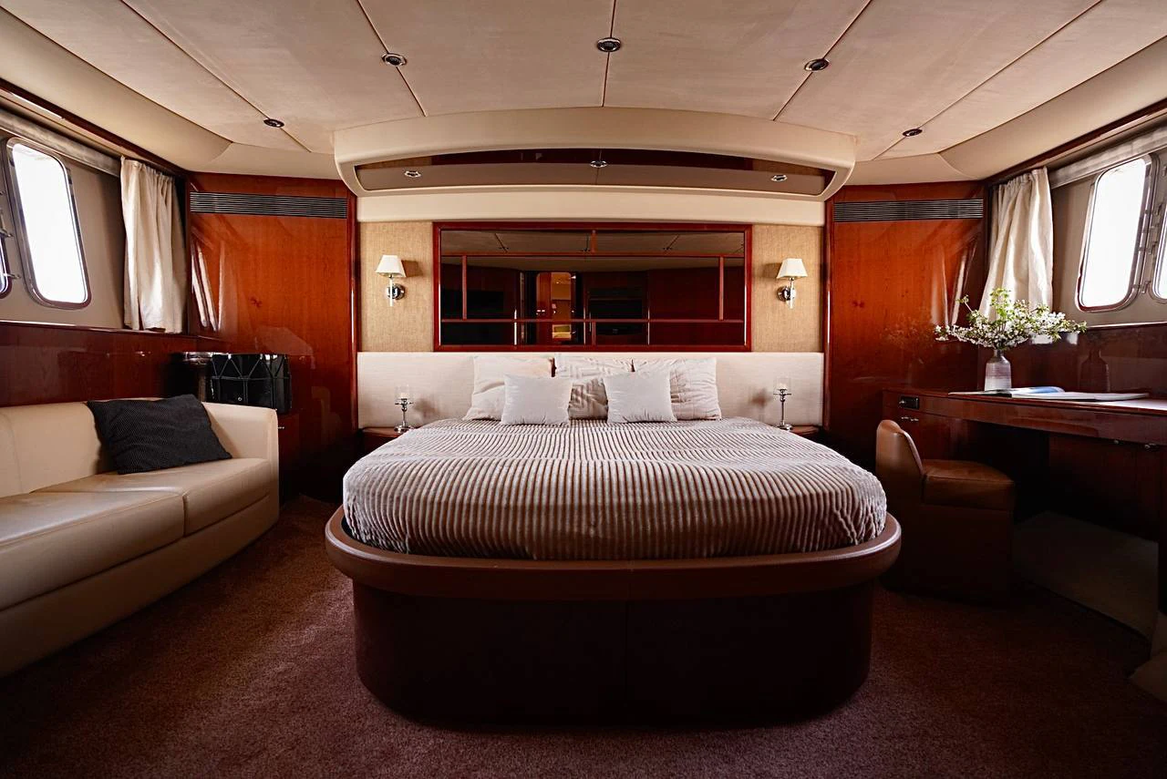 Яхта Princess 68